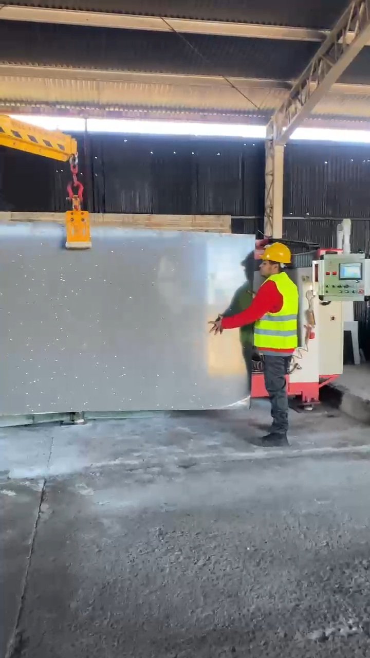 Operario posicionando una lámina para su fabricación